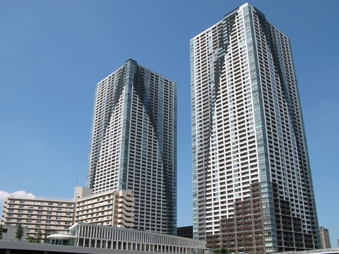 近未来的な東京のビル群